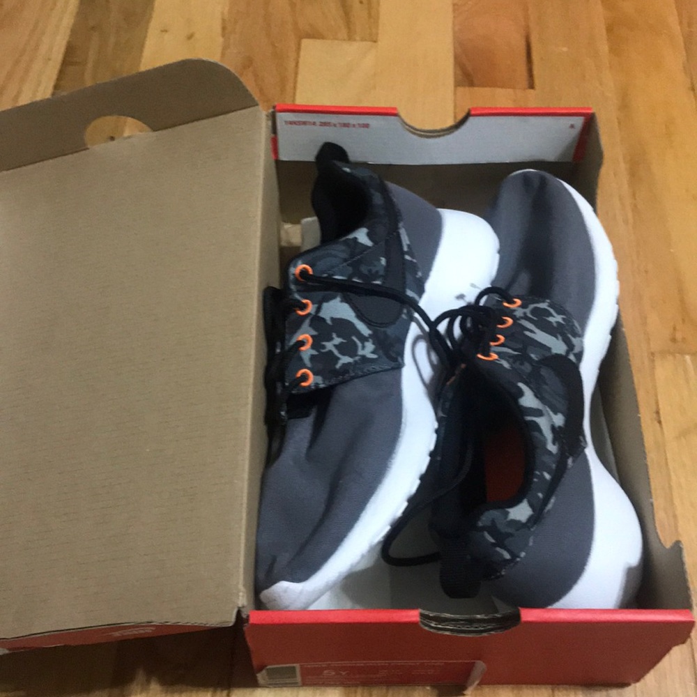 Women’s Nike shoe Y5 or women’s 6.5